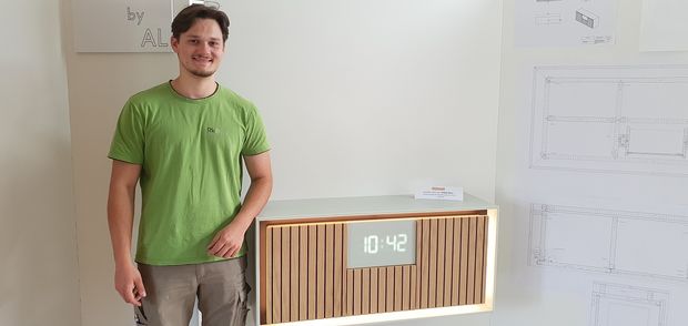 Philipp Moor mit seinem Sideboard