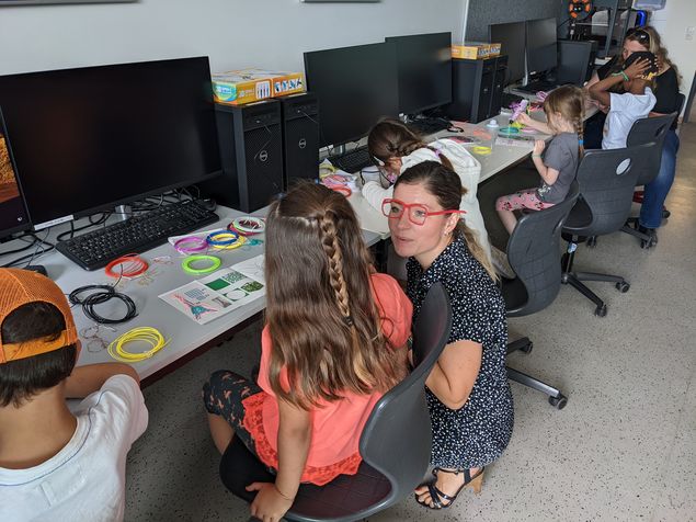 Frau Smeenk (Lehrerin im MINT-Zentrum) hat mit Ihrer 3D-Brille immer den vollen Durchblick