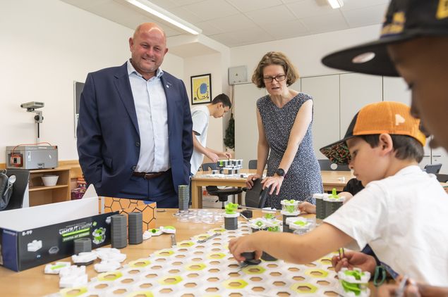 Herr Kretschmann und Frau Becker staunten, wie Kreativ die kleinen Forscher*innen arbeiteten