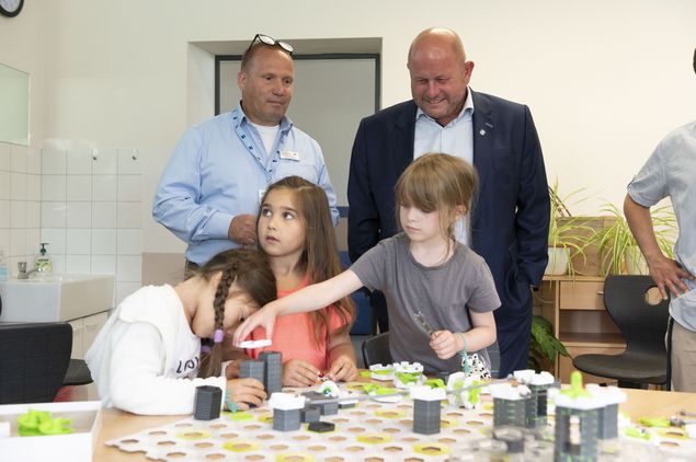 In Teamarbeit entwarfen die kleinen Forscher eine Kugelbahn