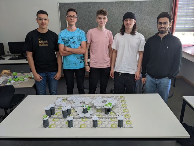 Die Schüler aus der 12FOIW (Federico, Edis, Aaron, Jannis und Muaz). Sie haben die kleinen Forscher*innen unterstützt beim Aufbau der Murmelbahnen